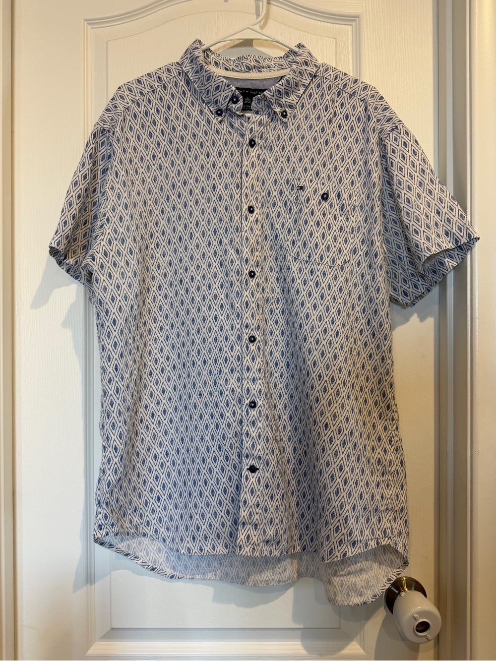 Tommy Hilfiger Short-Sleeve Button-Down Shirt in Blue Linen Blend. custom fit.